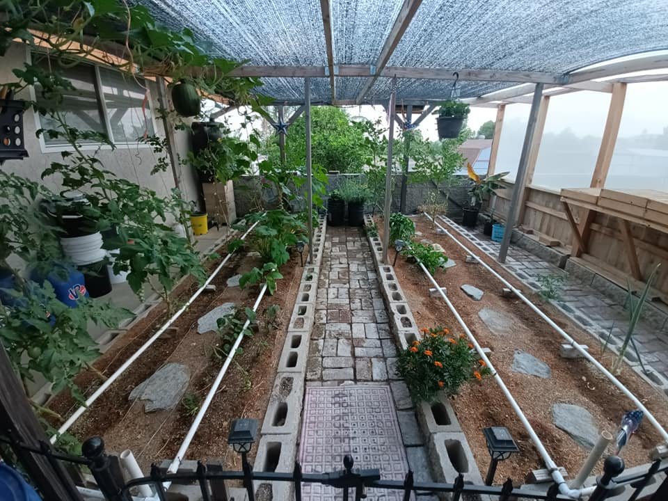 https://www.sunsetsanctuary.farm/stands/1/photos/photo3.jpg